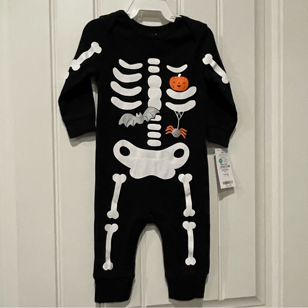✨✨ Carter’s Skeleton Baby Onesie✨✨